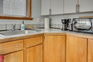 Fridge, microwave, stovetop, coffee/tea maker - Walk to Dtwn Ashland! Couple's Retreat w/ Yard (Ashland)
