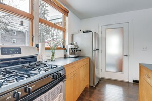 Réfrigérateur, plaque de cuisson, lave-vaisselle, cafetiÚre/bouilloire