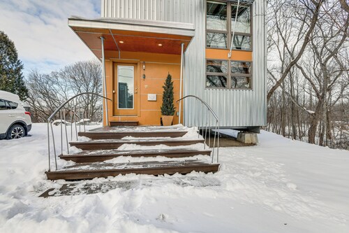 Couple’s Retreat Near UVM! Unique Studio w/ Deck