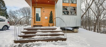 Couple’s Retreat Near UVM! Unique Studio w/ Deck