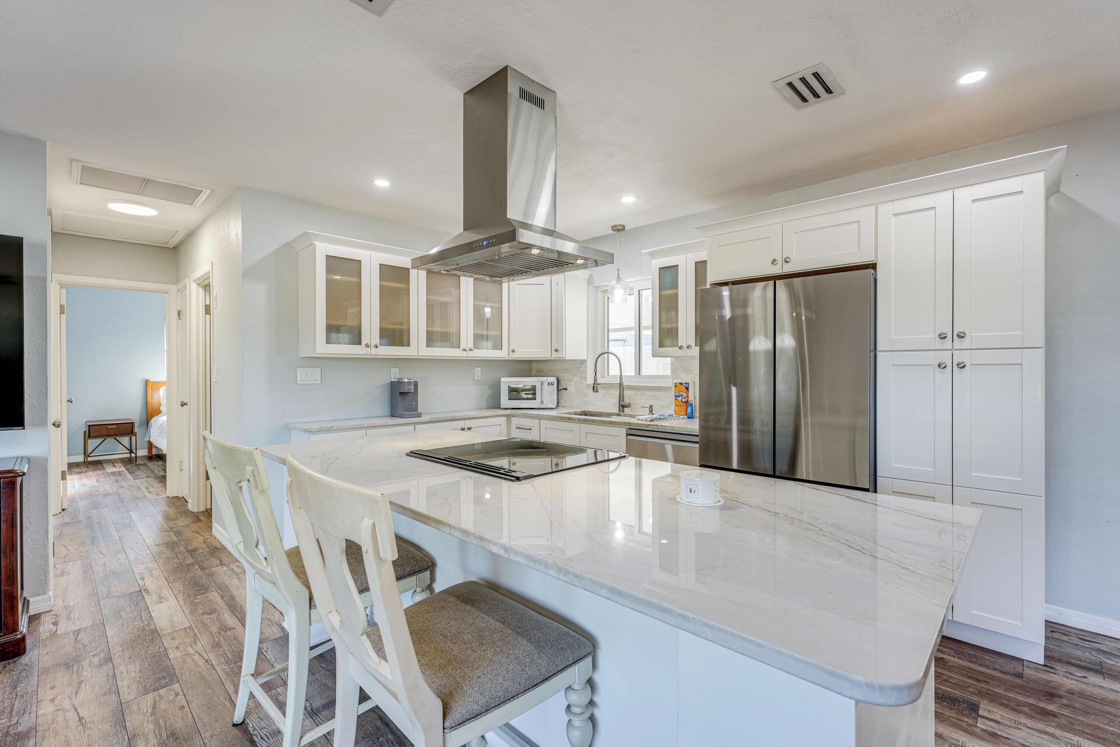 Fridge, microwave, stovetop, dishwasher