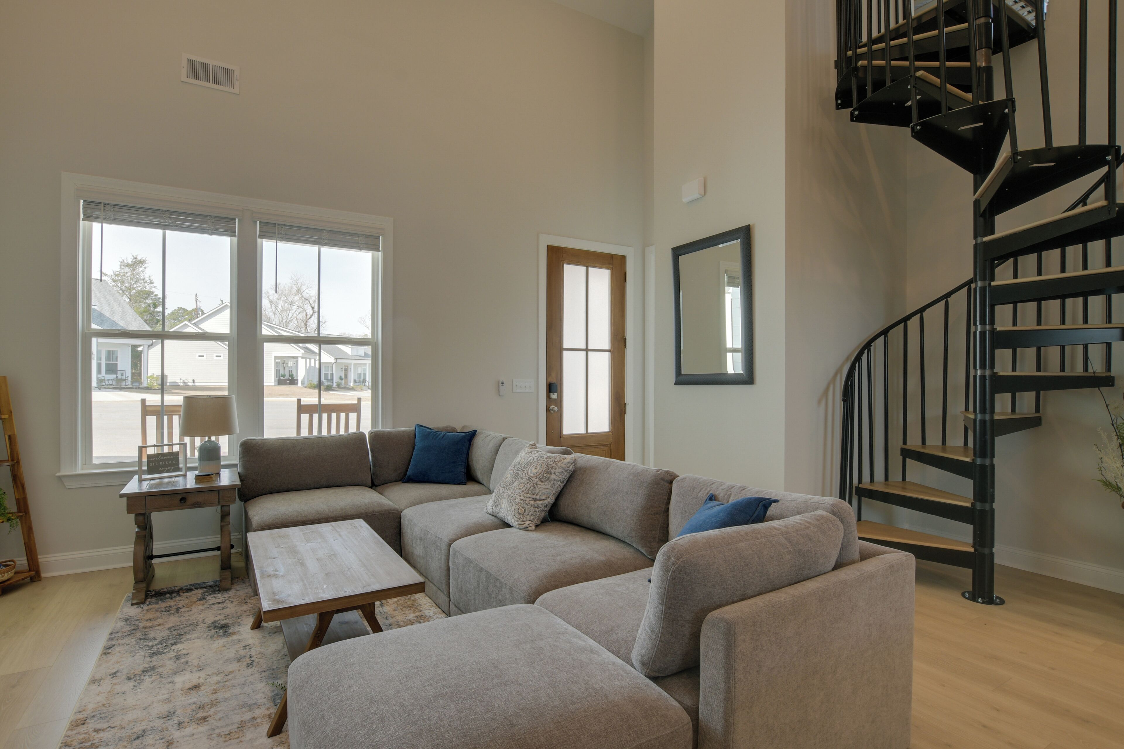 Télévision, cheminée, jeux vidéo, livres