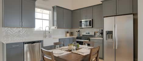 Fridge, microwave, stovetop, dishwasher