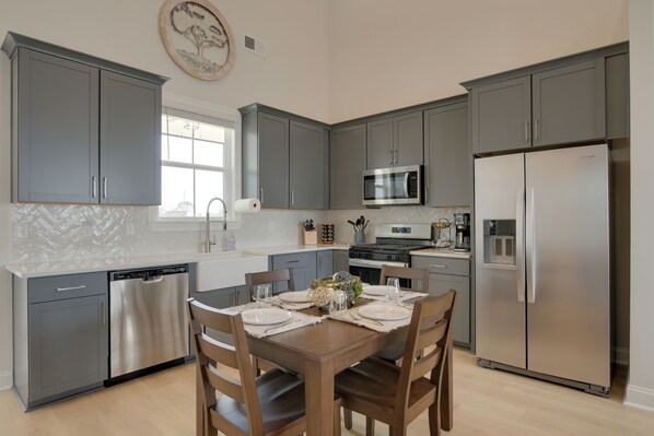 Refrigerador, microondas, parrilla de estufa y lavavajillas 