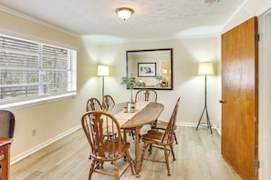 Dining - Hike, Fish & Swim: Nat'l Forest Home in Crockett (Crockett)