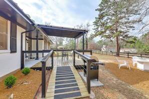 Outdoor dining - Hike, Fish & Swim: Nat'l Forest Home in Crockett (Crockett)