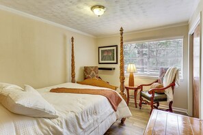 3 bedrooms, desk, internet, bed sheets