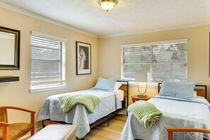 3 bedrooms, desk, internet, bed sheets - Hike, Fish & Swim: Nat'l Forest Home in Crockett (Crockett)