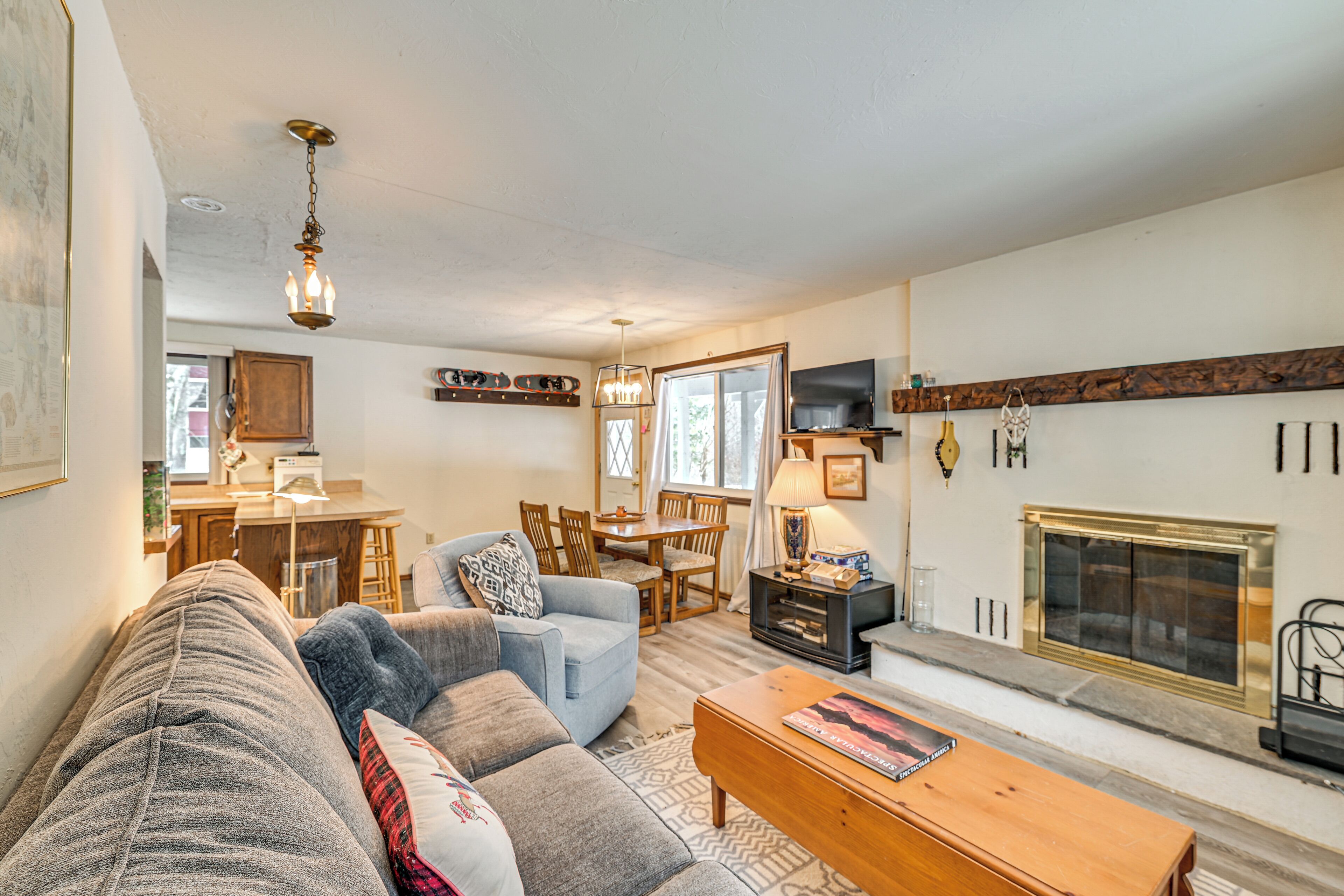 TV, fireplace
