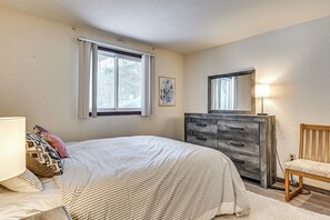 2 bedrooms, Internet, bed sheets - 3 Mi to Windham Mountain: Pet-Friendly Apt w/ Yard (Hensonville)