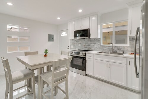13 Mi to Universal Studios: Renovated Cottage!