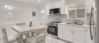 13 Mi to Universal Studios: Renovated Cottage!