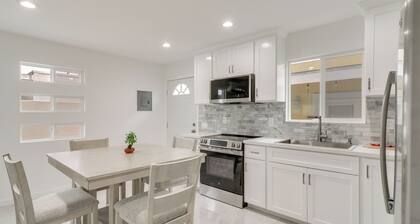 13 Mi to Universal Studios: Renovated Cottage!