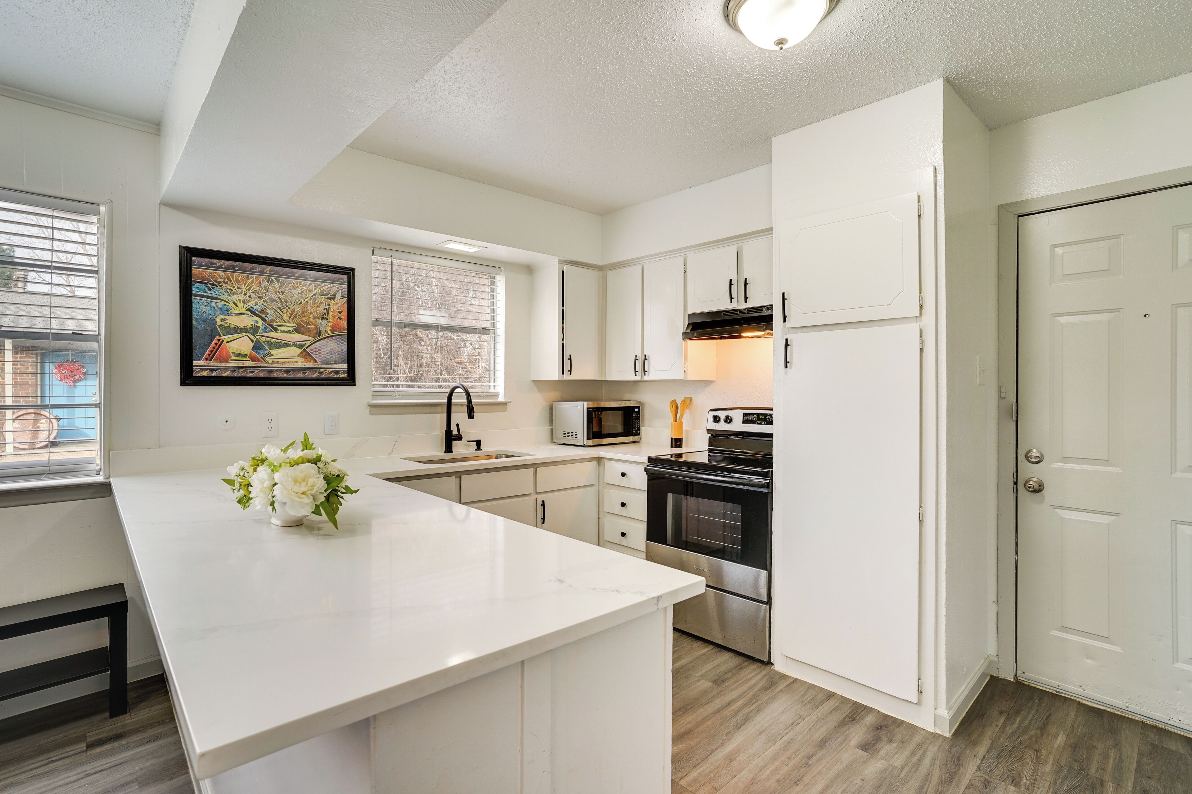 Fridge, microwave, stovetop, dishwasher