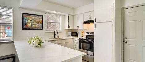 Kühlschrank, Mikrowelle, Herdplatte, Geschirrspüler