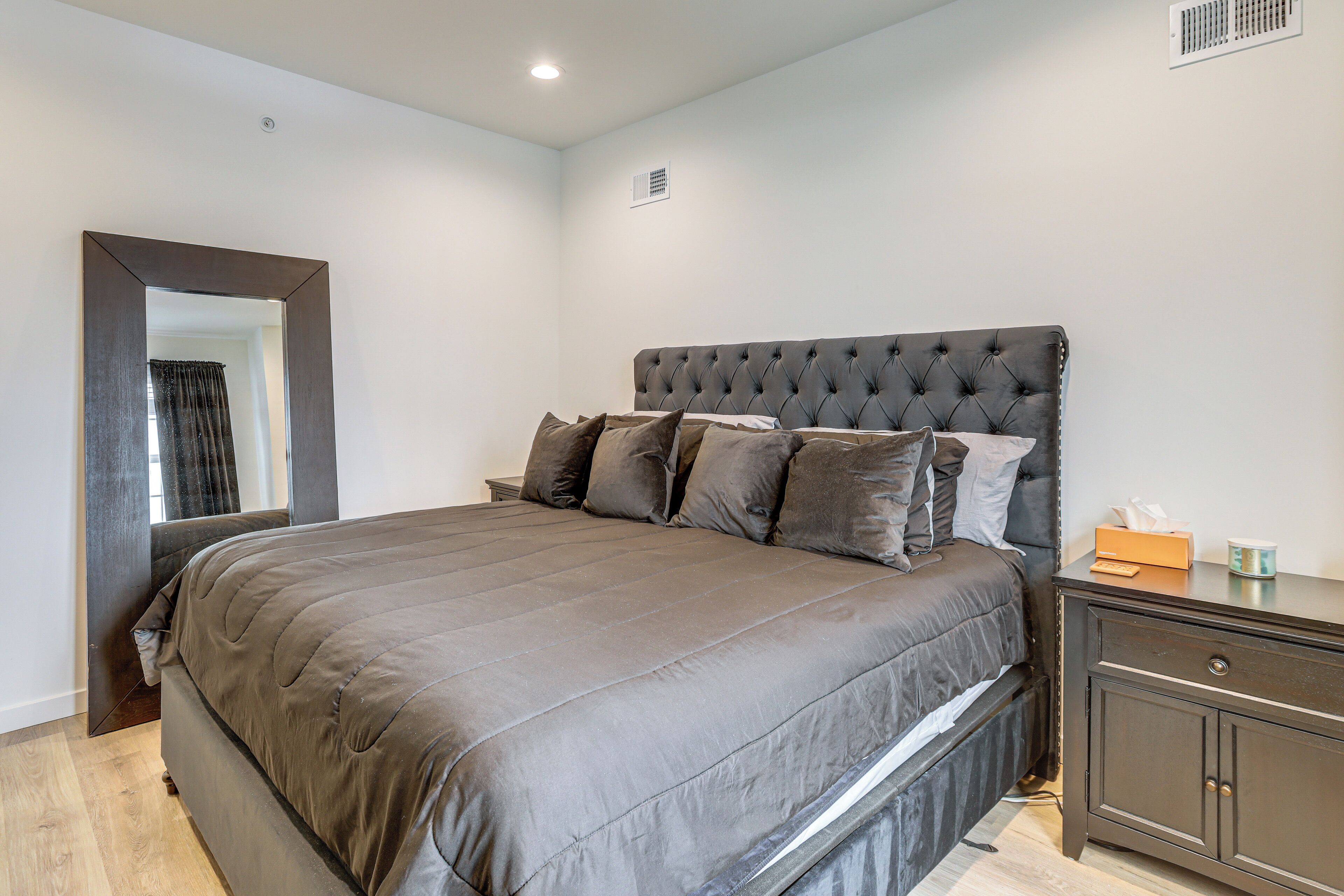 3 bedrooms, iron/ironing board, internet, bed sheets