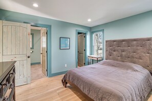 2 bedrooms, Internet, bed sheets - 1 Mi to Campus: Modern Tulsa Home w/ Private Yard (Tulsa)