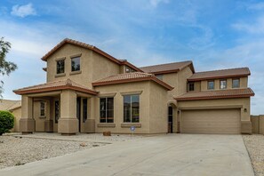 Exterior - 5 Mi to San Tan Mtn: San Tan Valley Group Getaway! (Queen Creek)