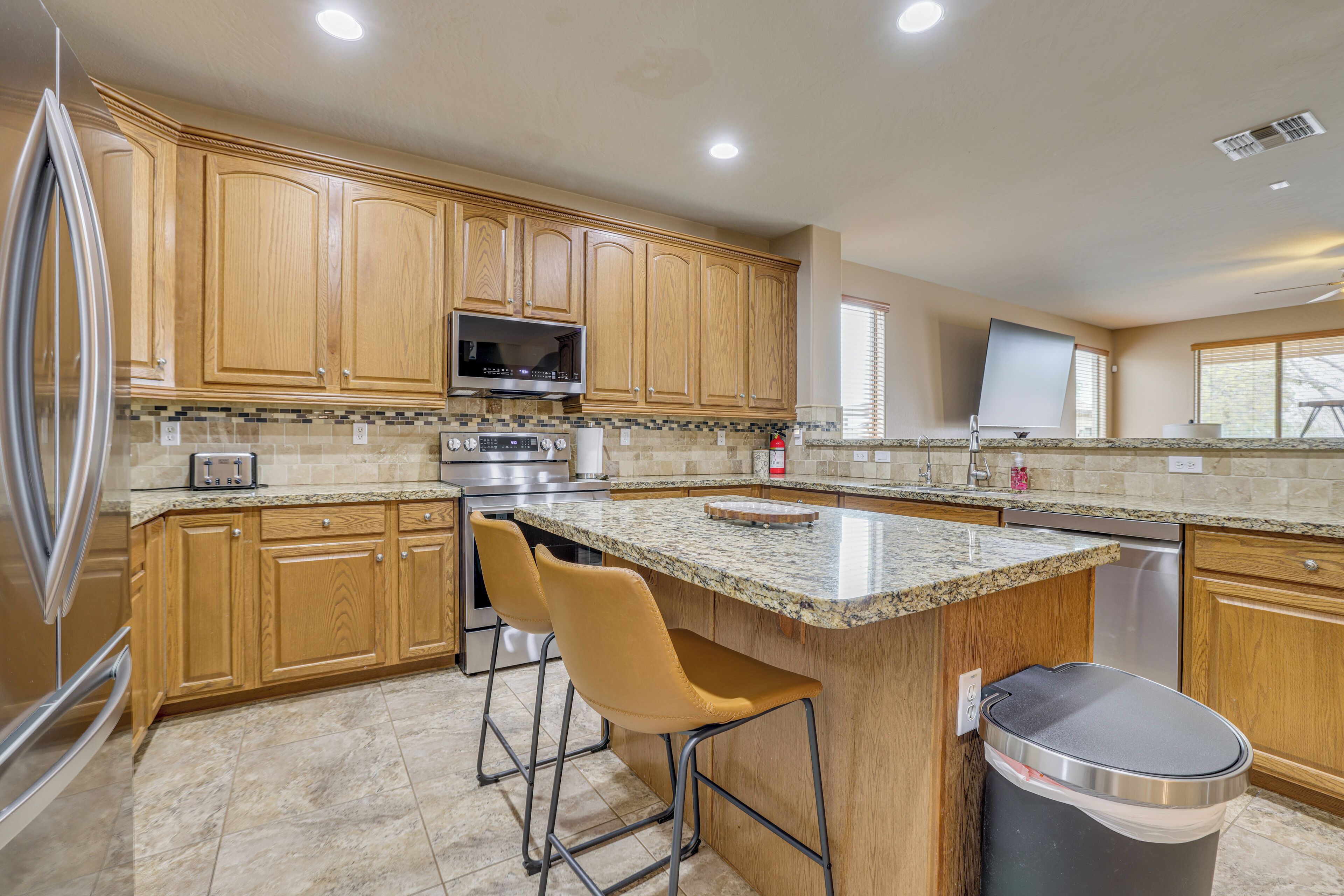 Jääkaappi, mikroaaltouuni, liesi, astianpesukone