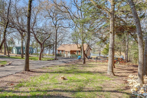 Hot Tub + Deck: Waterfront Lake Limestone Escape!