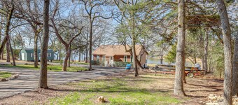Hot Tub + Deck: Waterfront Lake Limestone Escape!