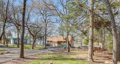 Hot Tub + Deck: Waterfront Lake Limestone Escape!