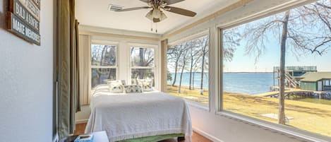 4 bedrooms, iron/ironing board, internet, bed sheets