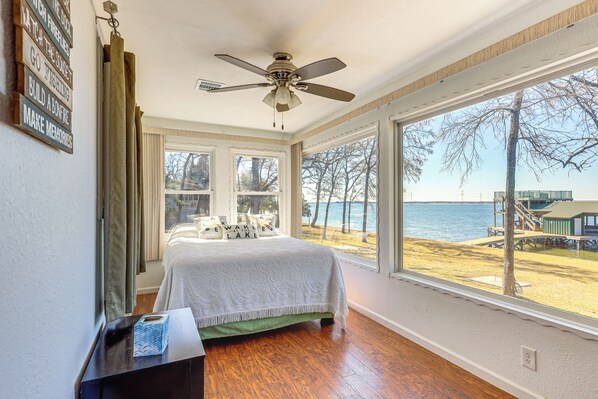 4 bedrooms, iron/ironing board, internet, bed sheets