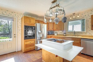 Fridge, microwave, stovetop, dishwasher