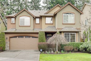Exterior - Gateway to Greater Seattle! Spacious, Modern Home (Bothell)