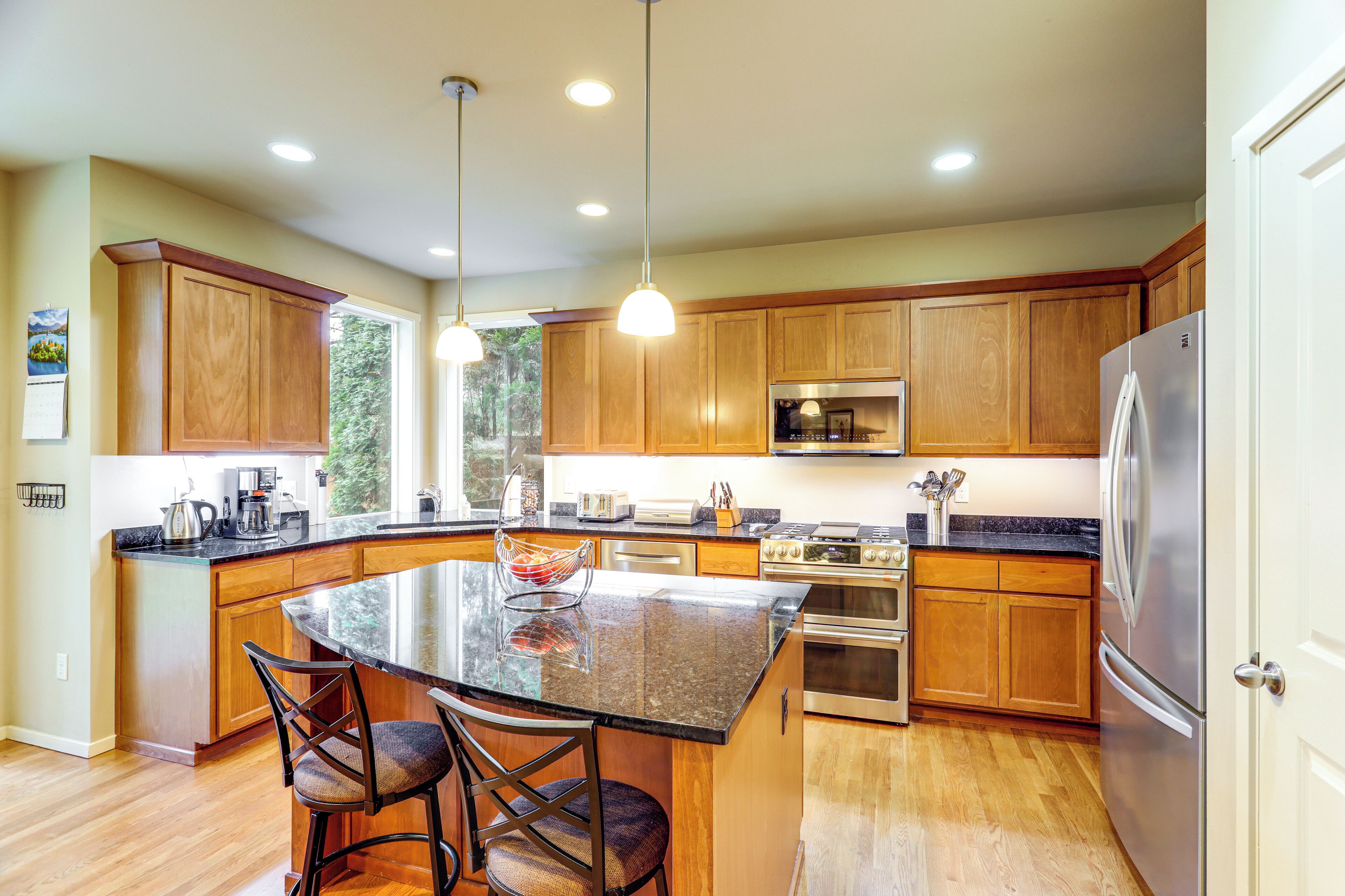 Fridge, microwave, stovetop, dishwasher