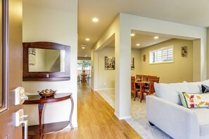 TV, fireplace, video library - Gateway to Greater Seattle! Spacious, Modern Home (Bothell)