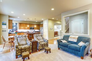 TV, fireplace, video library - Gateway to Greater Seattle! Spacious, Modern Home (Bothell)