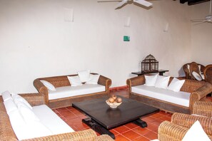 Living area - Charming Studio with Balcony + Pool on Santo Domingo square, old city (Cartagena de Indias)
