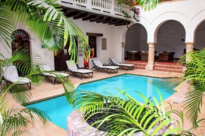 Pool - Charming Studio with Balcony + Pool on Santo Domingo square, old city (Cartagena de Indias)