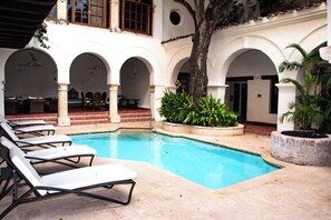 Pool - Charming Studio with Balcony + Pool on Santo Domingo square, old city (Cartagena de Indias)
