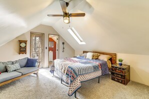4 bedrooms, desk, iron/ironing board, Internet