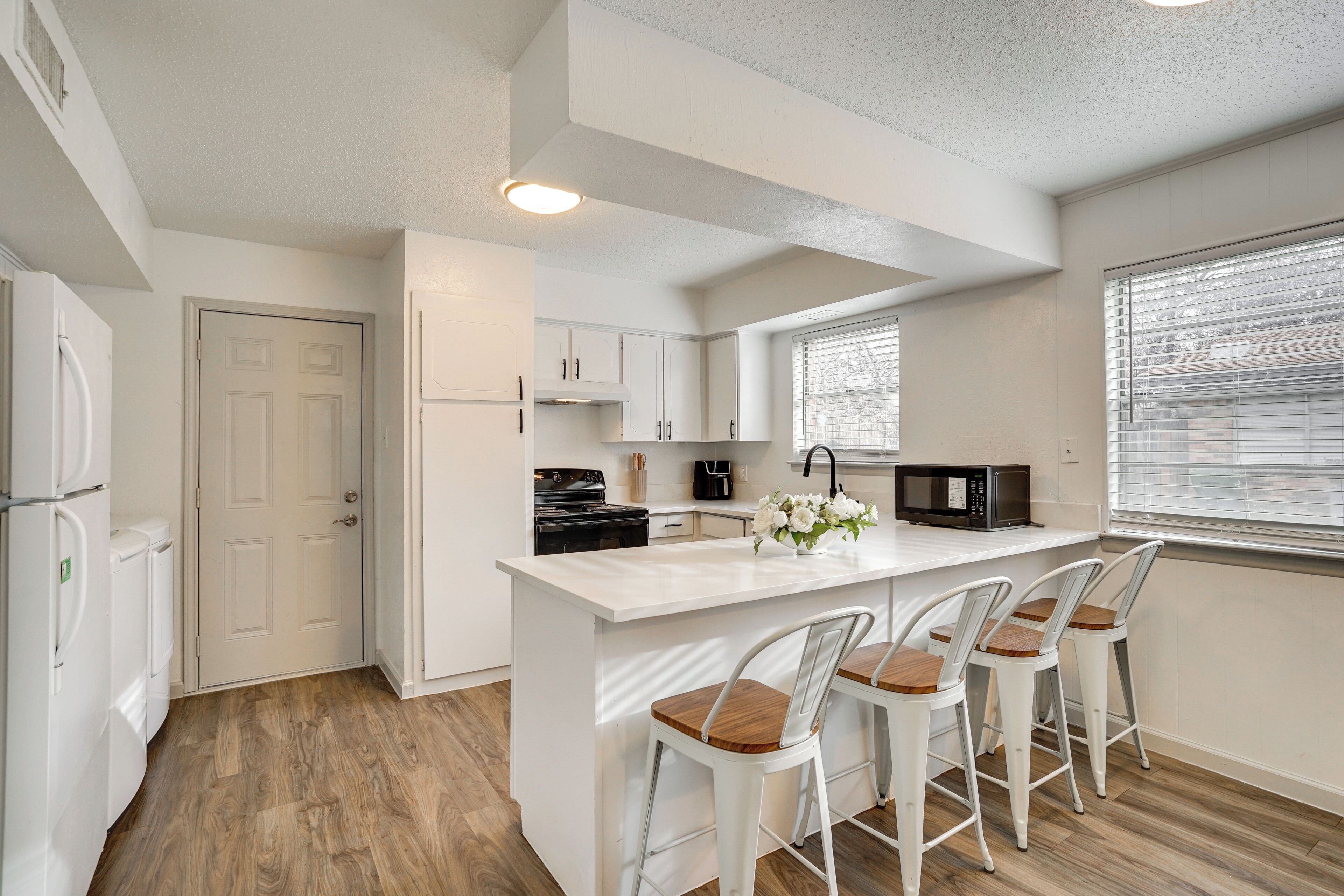 Kühlschrank, Mikrowelle, Herdplatte, Geschirrspüler