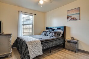 3 bedrooms, desk, iron/ironing board, travel cot - 16 Mi to Dallas Stadium! Home w/ Easy City Access (Dallas)