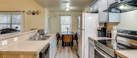 Réfrigérateur, four à micro-ondes, surface de cuisson, lave-vaisselle