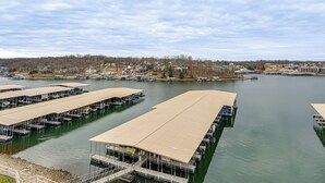 Un port de plaisance avec de nombreux bateaux amarrés et des structures abritées.