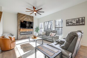 TV, fireplace, ping pong, books - Lake Lure Getaway w/ Hot Tub & Fire Pit! (Lake Lure)