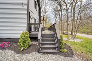 Property grounds - Family Getaway w/ Deck Near Tobyhanna State Park (Tobyhanna)