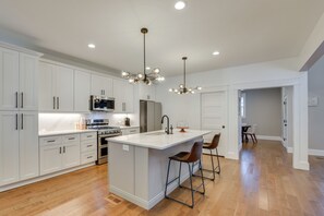 Jääkaappi, mikroaaltouuni, liesi, astianpesukone