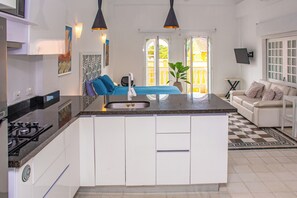 Private kitchen - Charming Colonial Studio with Balcony on Santo Domingo Square + Pool (Cartagena de Indias)