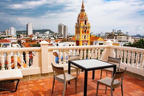 Outdoor dining - Charming Colonial Studio with Balcony on Santo Domingo Square + Pool (Cartagena de Indias)