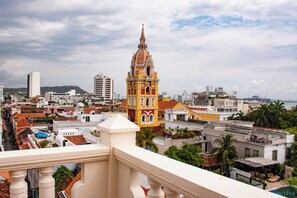 Property grounds - Charming Colonial Studio with Balcony on Santo Domingo Square + Pool (Cartagena de Indias)