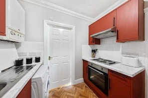 Refrigerador, microondas y utensilios de cocina 