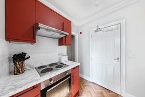 Refrigerador, microondas y utensilios de cocina 