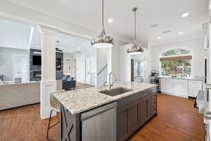 Fridge, microwave, oven, stovetop - Refined Coastal Home with Pool, Spa, and Community Amenities (Destin)